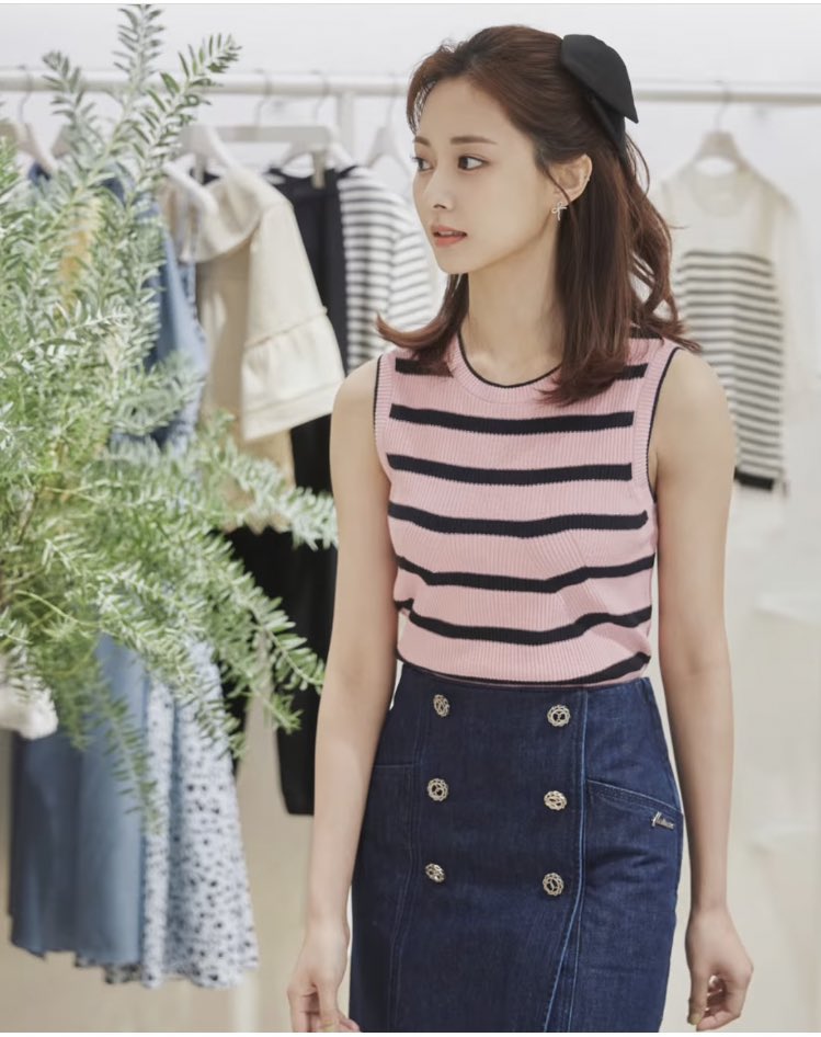 Tzuyu Visit ZOOC Store to Try Summer Clothes 2022-04-18 (PINK SHIRT).jpg