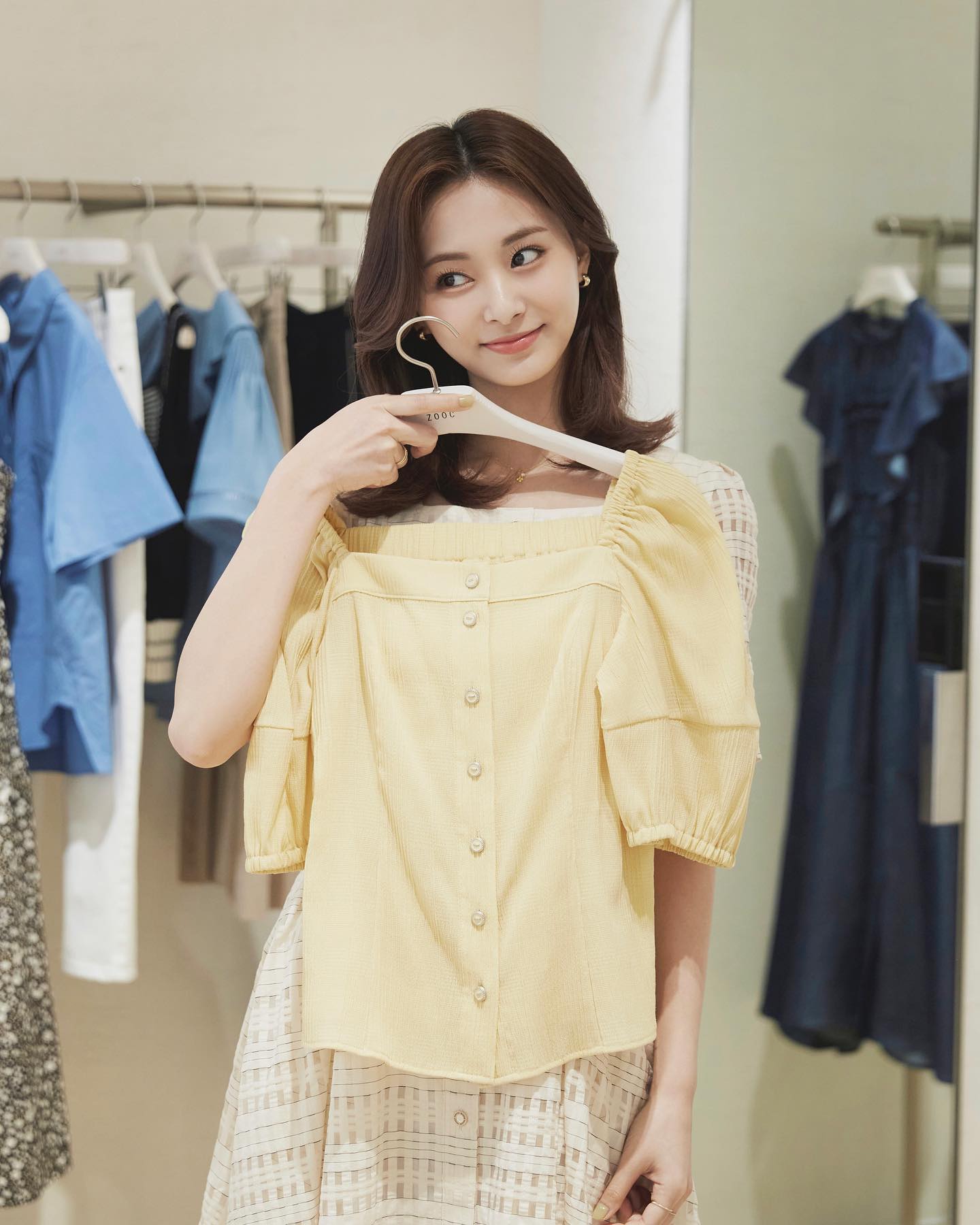 Tzuyu-is-trying-zooc-wear-2022-Summer-Yellow-Outfit.jpg