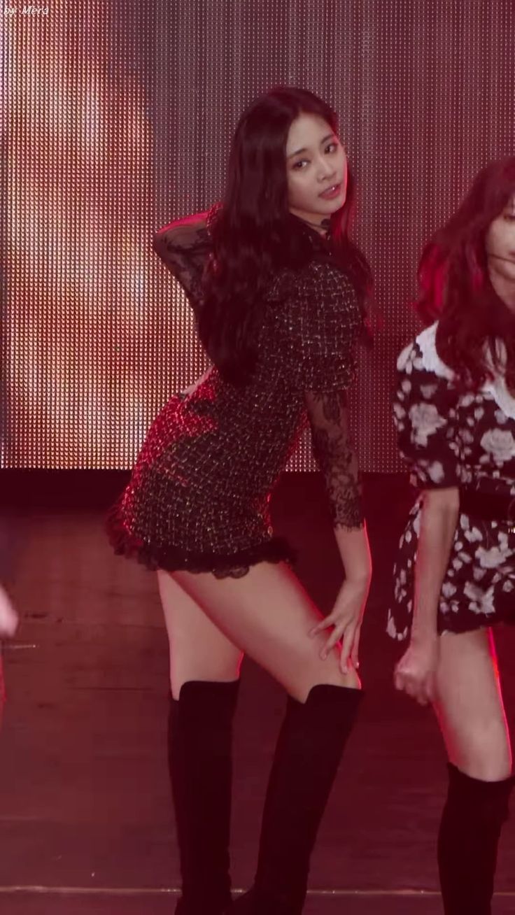 Tzuyu-Knee-High-Botts-Yes-or-Yes-Era-2.jpg