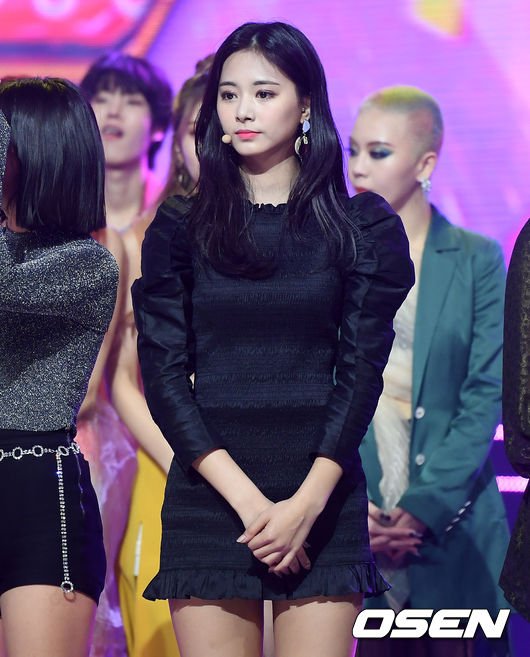 Tzuyu-Knee-High-Botts-Yes-or-Yes-Era-B.jpg