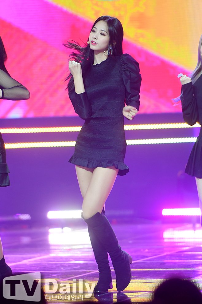 Tzuyu-Knee-High-Botts-Yes-or-Yes-Era-F.jpg