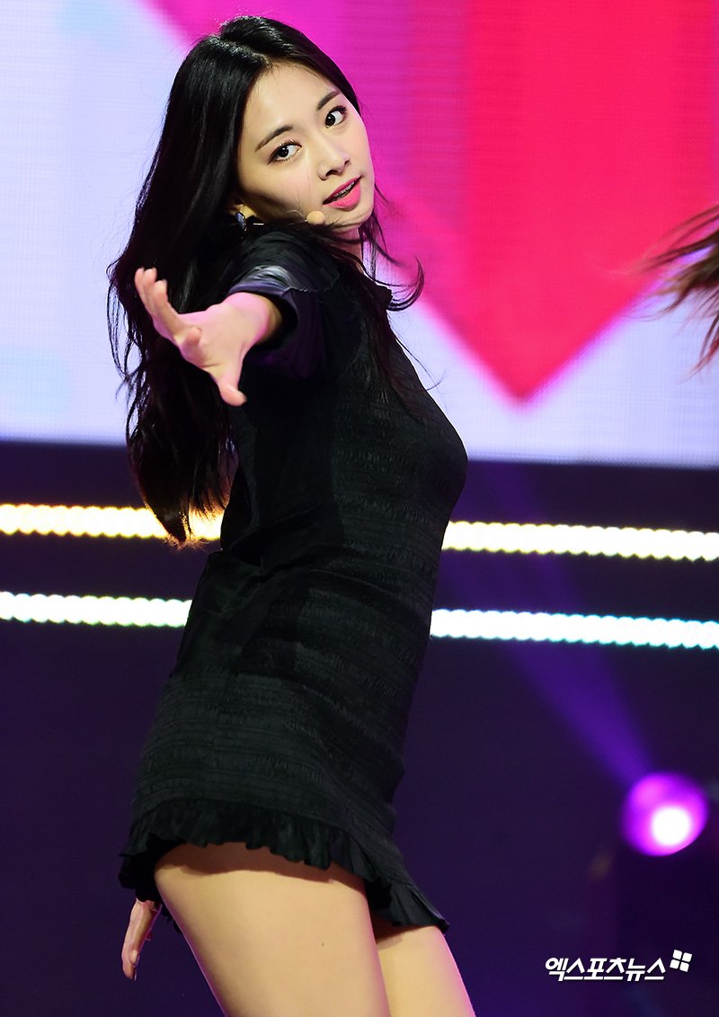 Tzuyu-Knee-High-Botts-Yes-or-Yes-Era-K.jpg