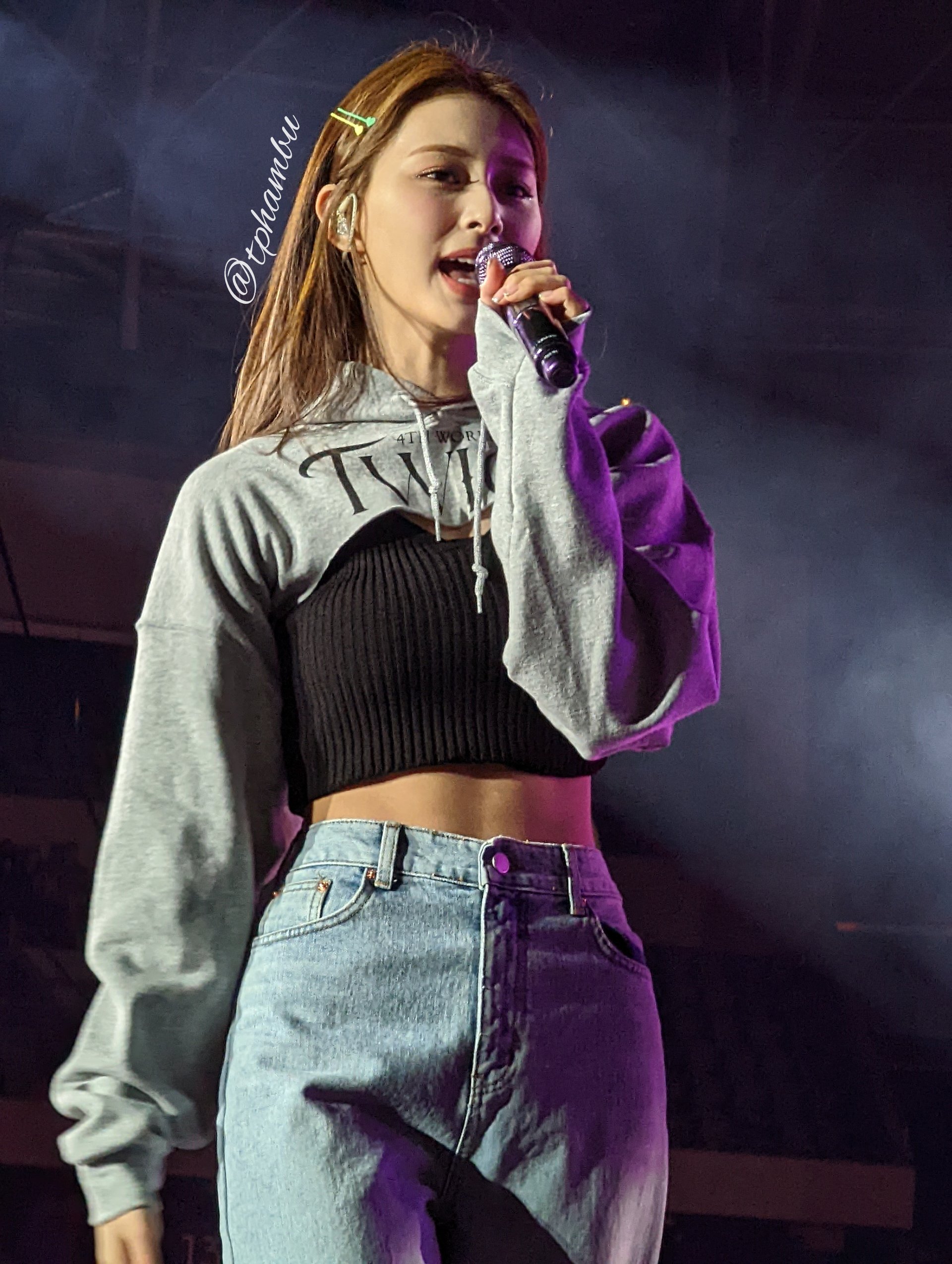 (Singing) Tzuyu-Twice-World-Tour-Encore-2022-05-15-Banc of california stadium.jpg