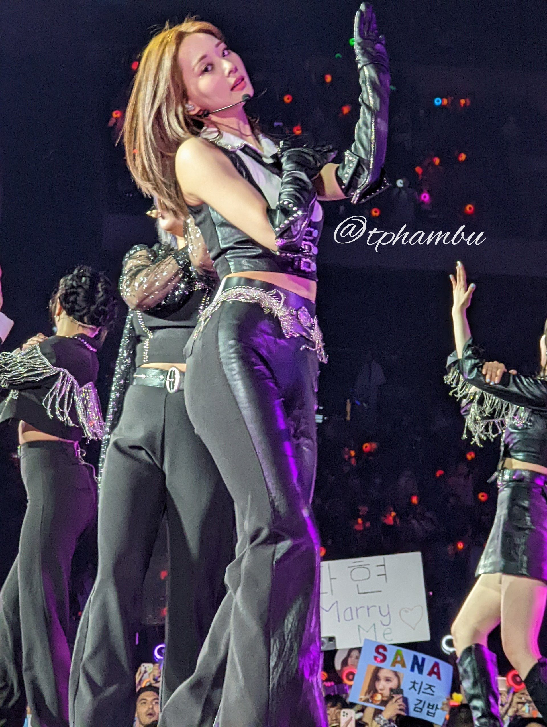 (Tzuyu Gesture) Tzuyu-Twice-World-Tour-Encore-2022-05-15-Banc of california stadium.jpg