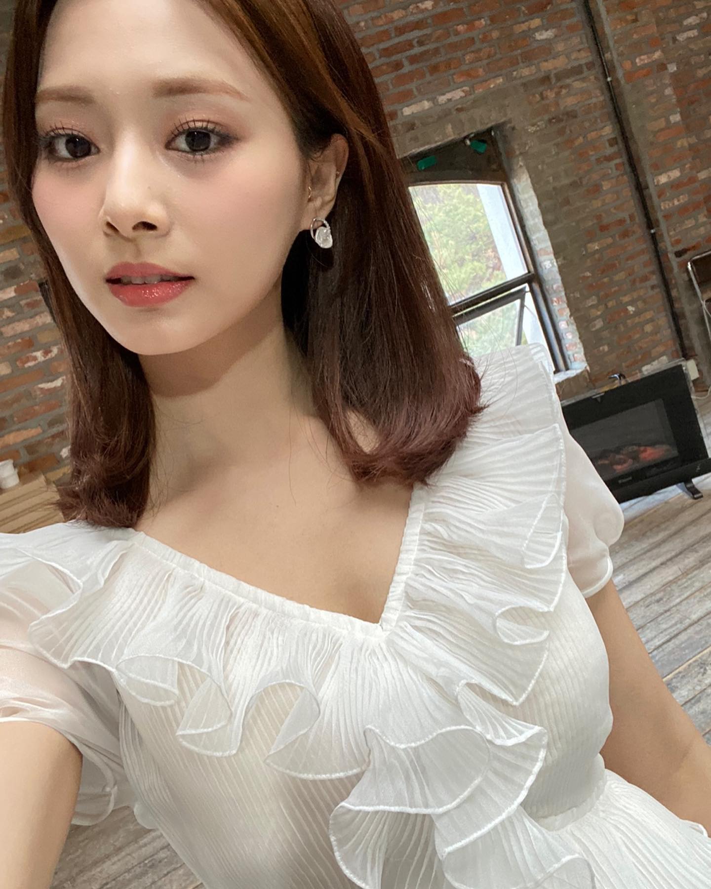 2022-05-18-White-Dress-Tzuyu-1.jpg