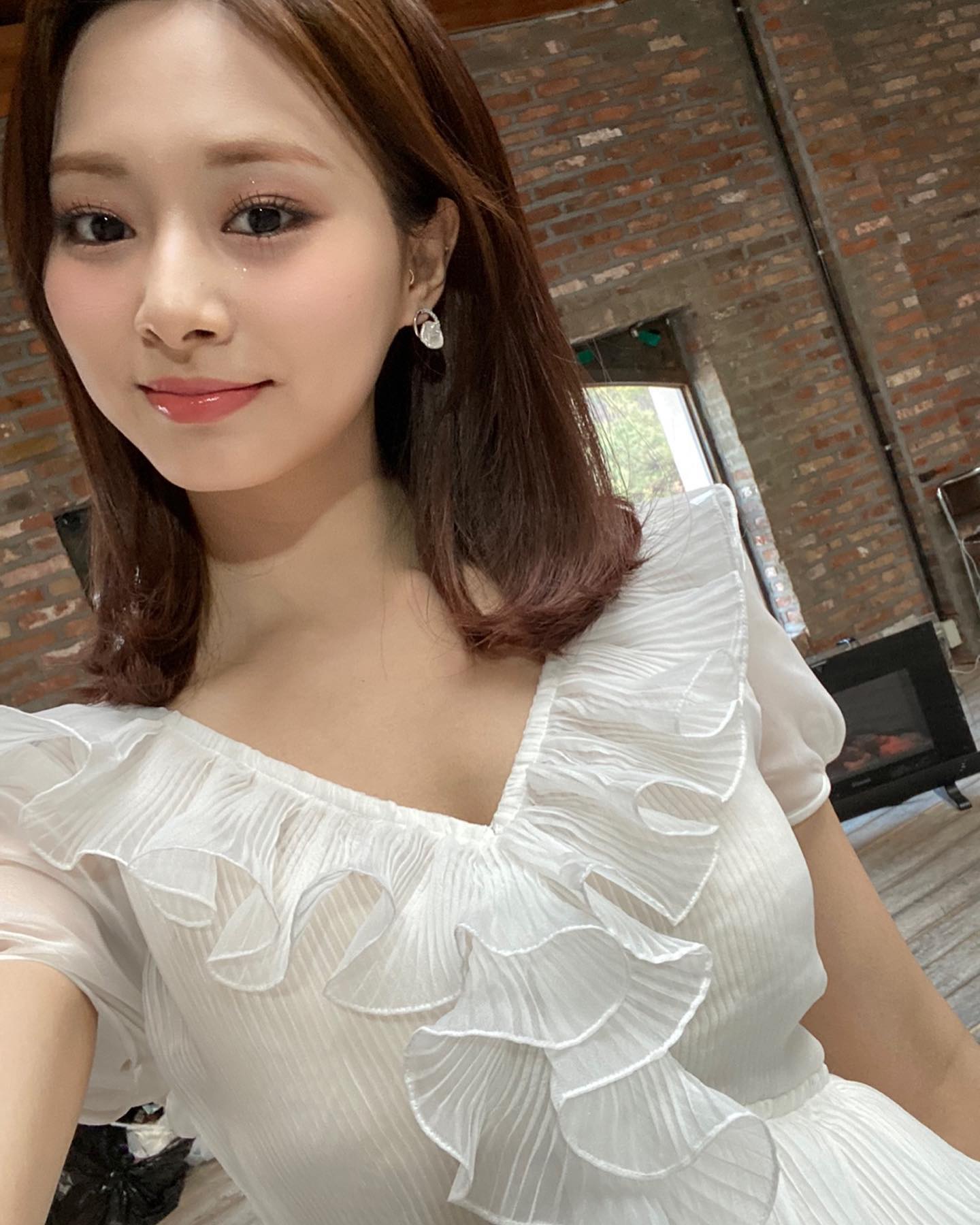 2022-05-18-White-Dress-Tzuyu-2.jpg