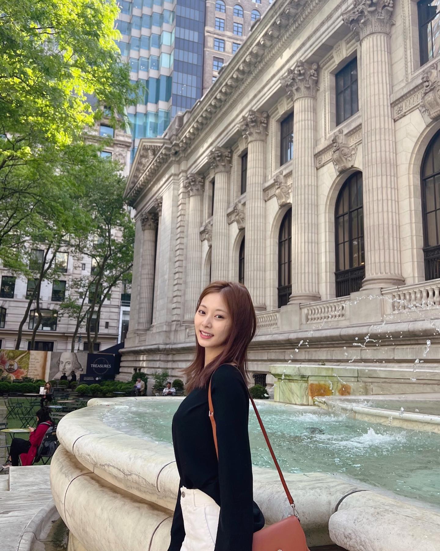 Chou-Tzuyu at New-York-Public-Library-Fountain-2022-May.jpg