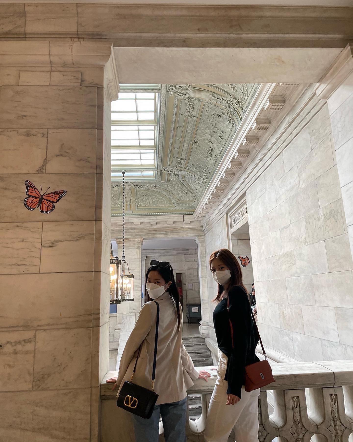 Chou-Tzuyu in New-York-Public-Library In-Door 2022-May (Datzu).jpg