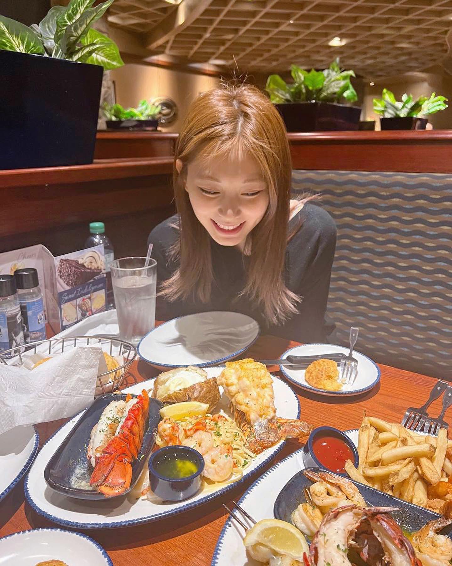 Chou-Tzuyu at New-York-Red-Lobster-Restaurant-2022-May.jpg