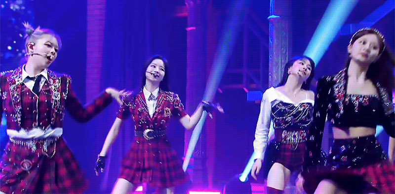 TWICE @ The Late Show with Stephen Colbert 2022-05-18 (2022-05-19 Asia time) 2.gif