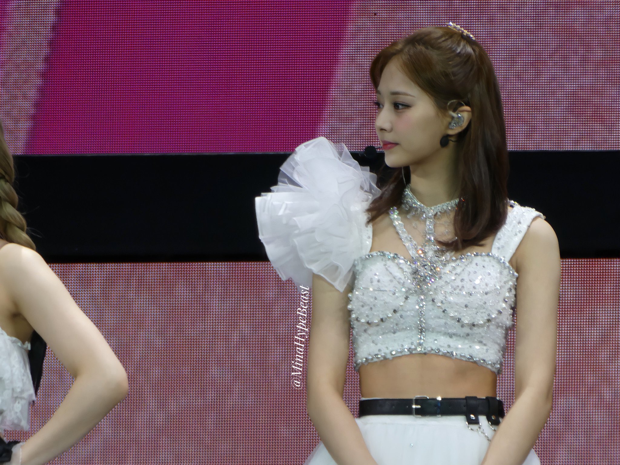 Tzuyu-Concert-Center-3-Side-Profile.jpg