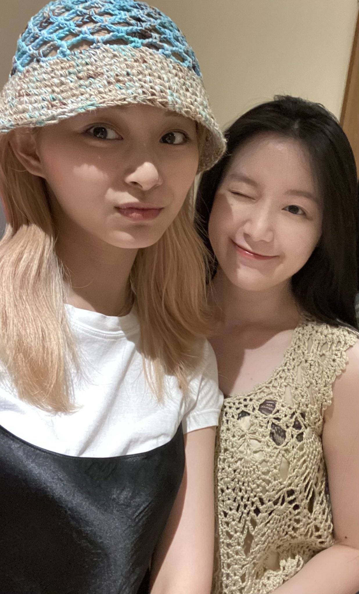 Tzuyu-date-with-Shuhua-2022-July-4.jpg