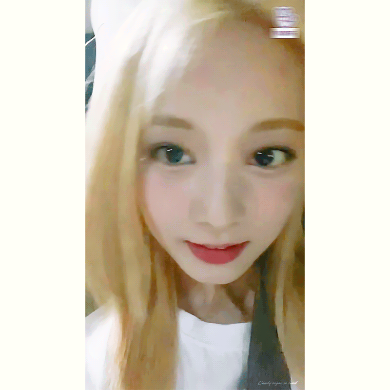 Tzuyu-blonde-vlive-2022-07-17-touch-her-smooth-hair.gif