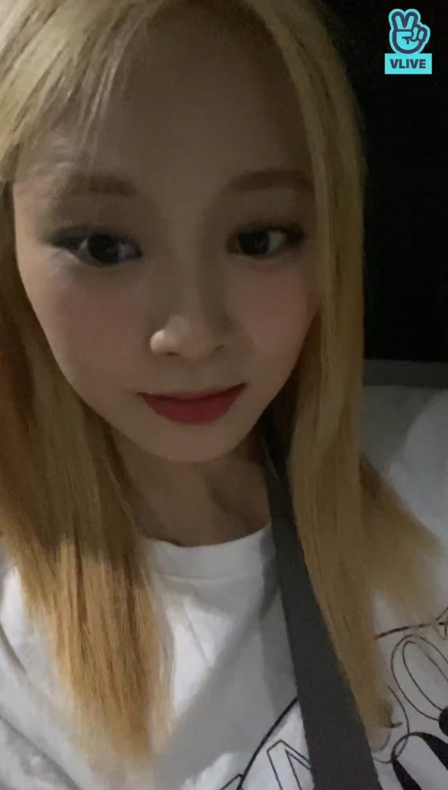 Tzuyu-blonde-vlive-2022-07-17-Vapp-下班-1.jpg