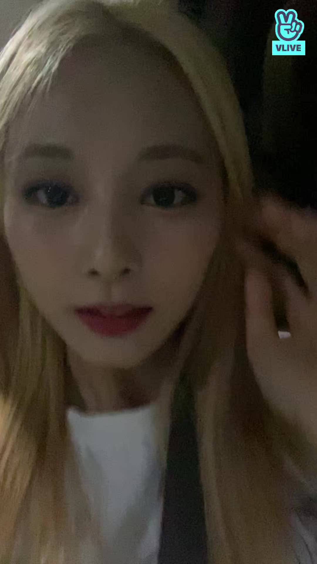 Tzuyu-blonde-vlive-2022-07-17-Vapp-下班-2.jpg