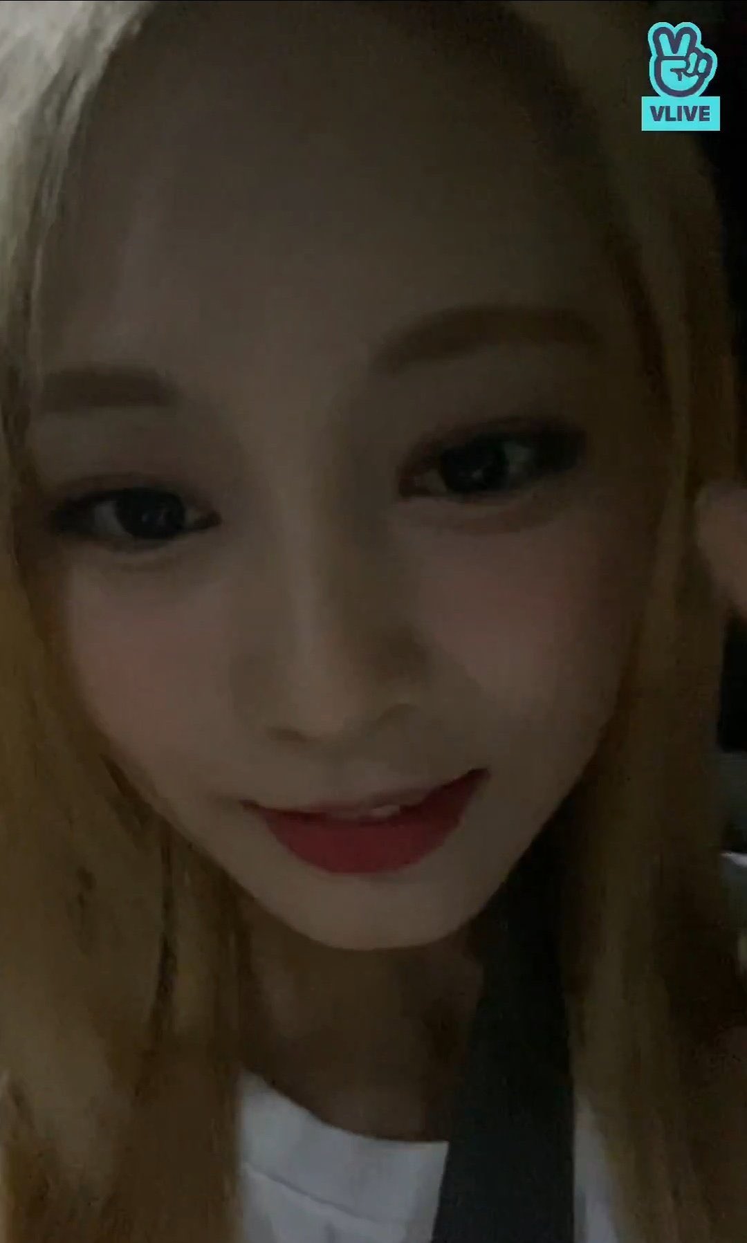 Tzuyu-blonde-vlive-2022-07-17-Vapp-下班-3.jpg