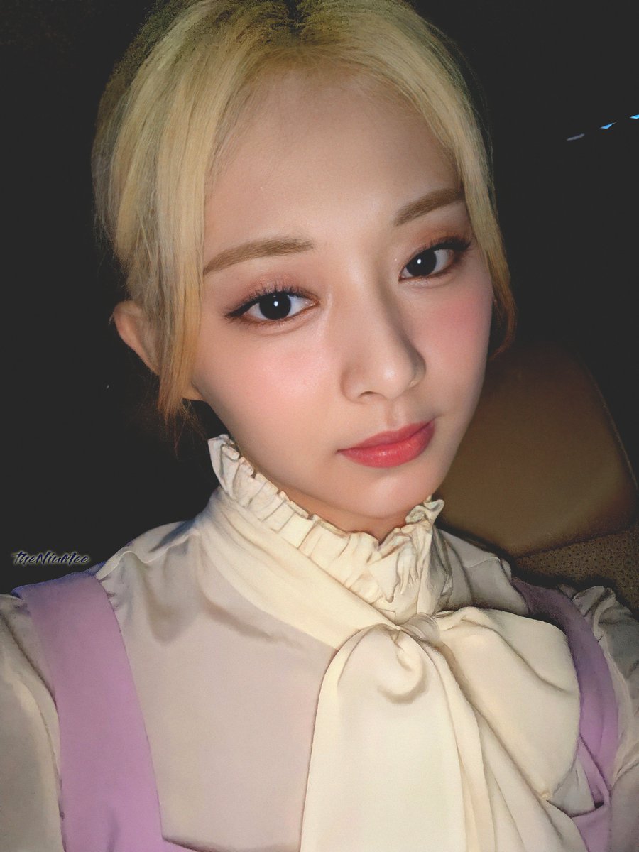 chou-tzuyu-blonde-hair-girl-2022-07-19.jpg