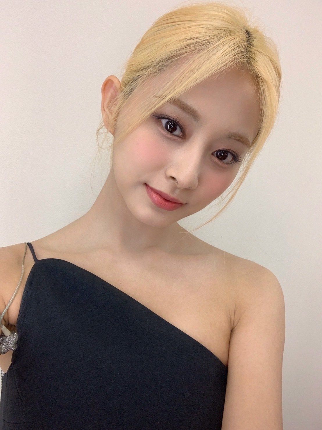 NHK-Venue101-Tzuyu-Chou-blonde-and-Black-dress.jpg