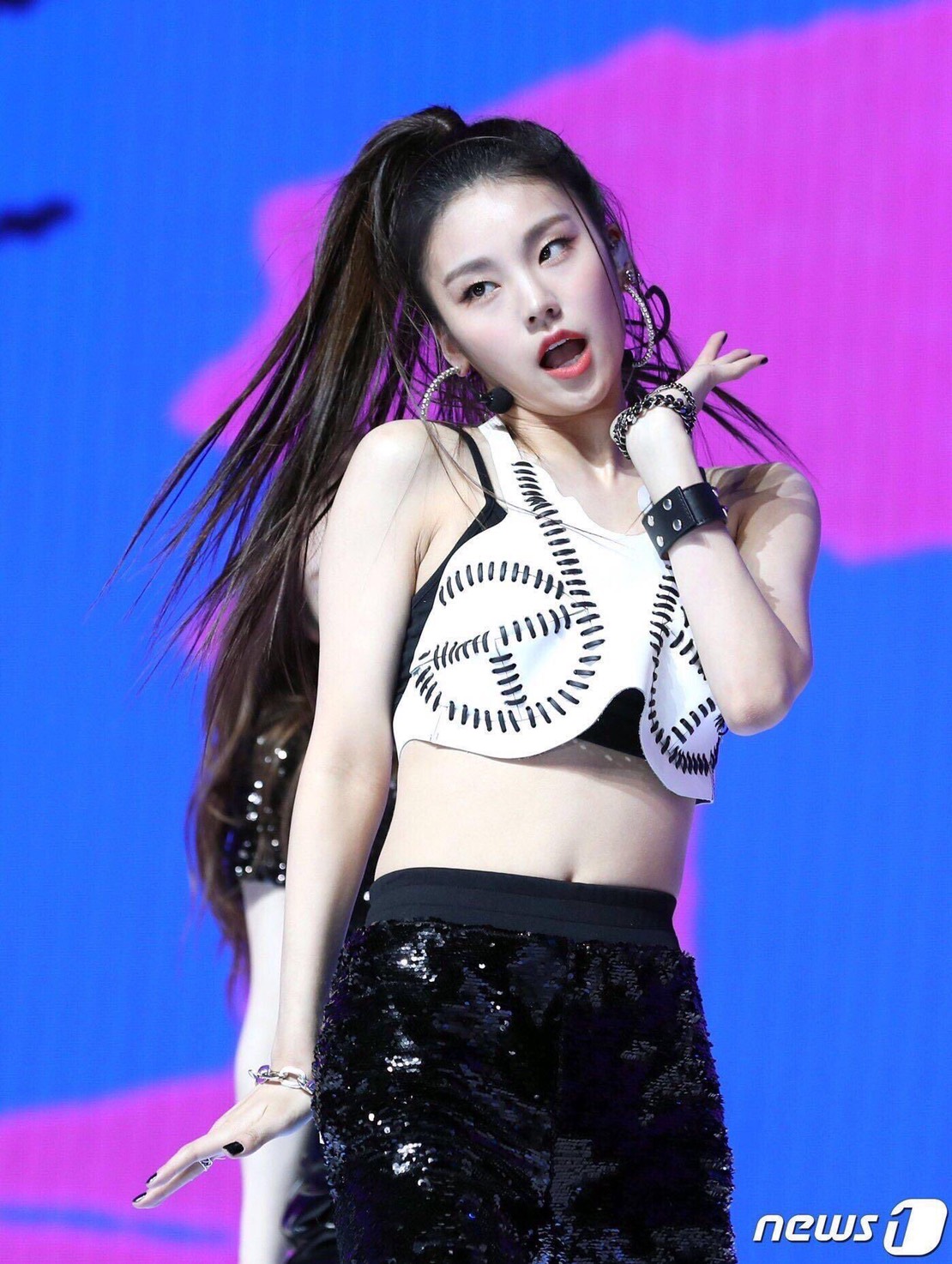 ITZY-Yeji-2019- (05).jpg