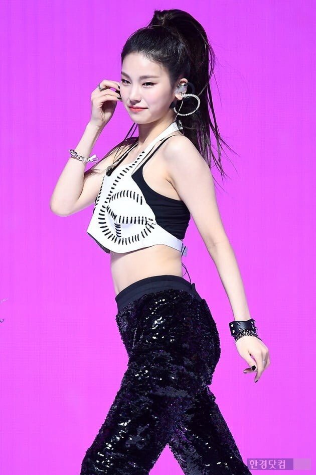 ITZY-Yeji-2019- (12).jpg