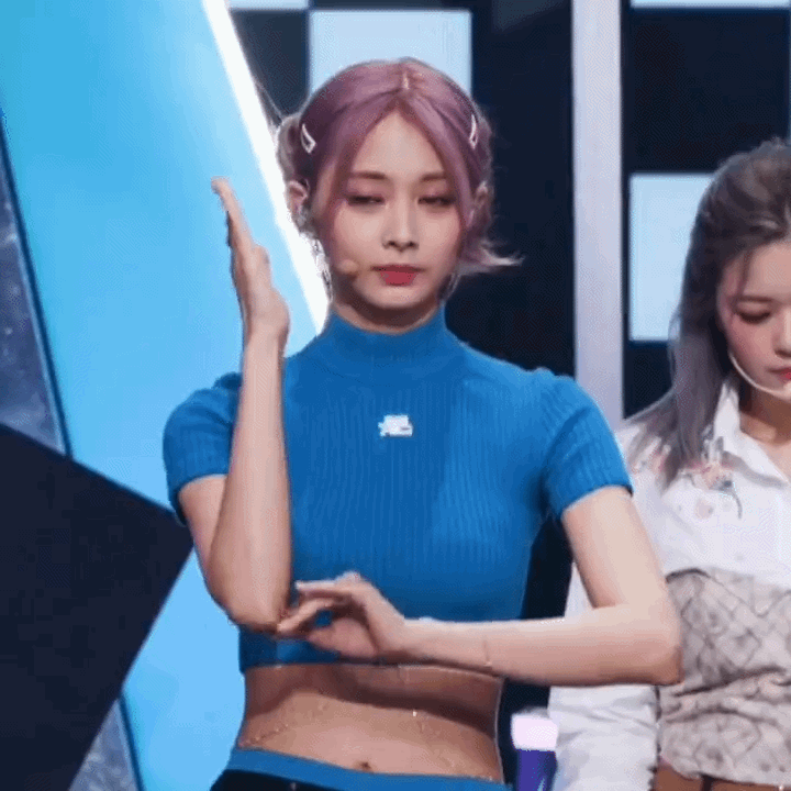 LOVE-gesture-by-hands-arms-Tzuyu-2022-08-26.gif