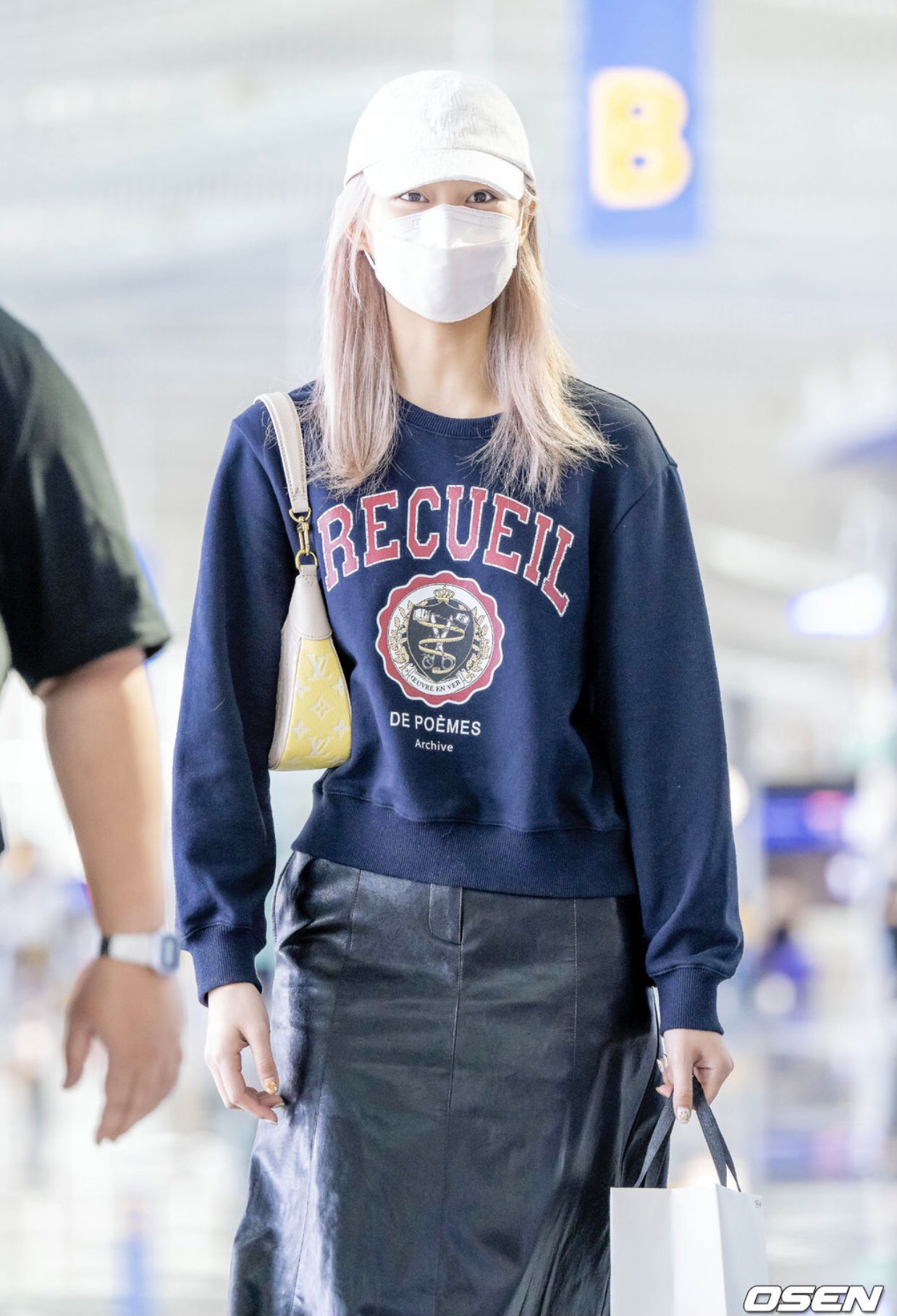 TWICE closet on X: 180810 airport [LOUIS VUITTON] STAR TRAIL