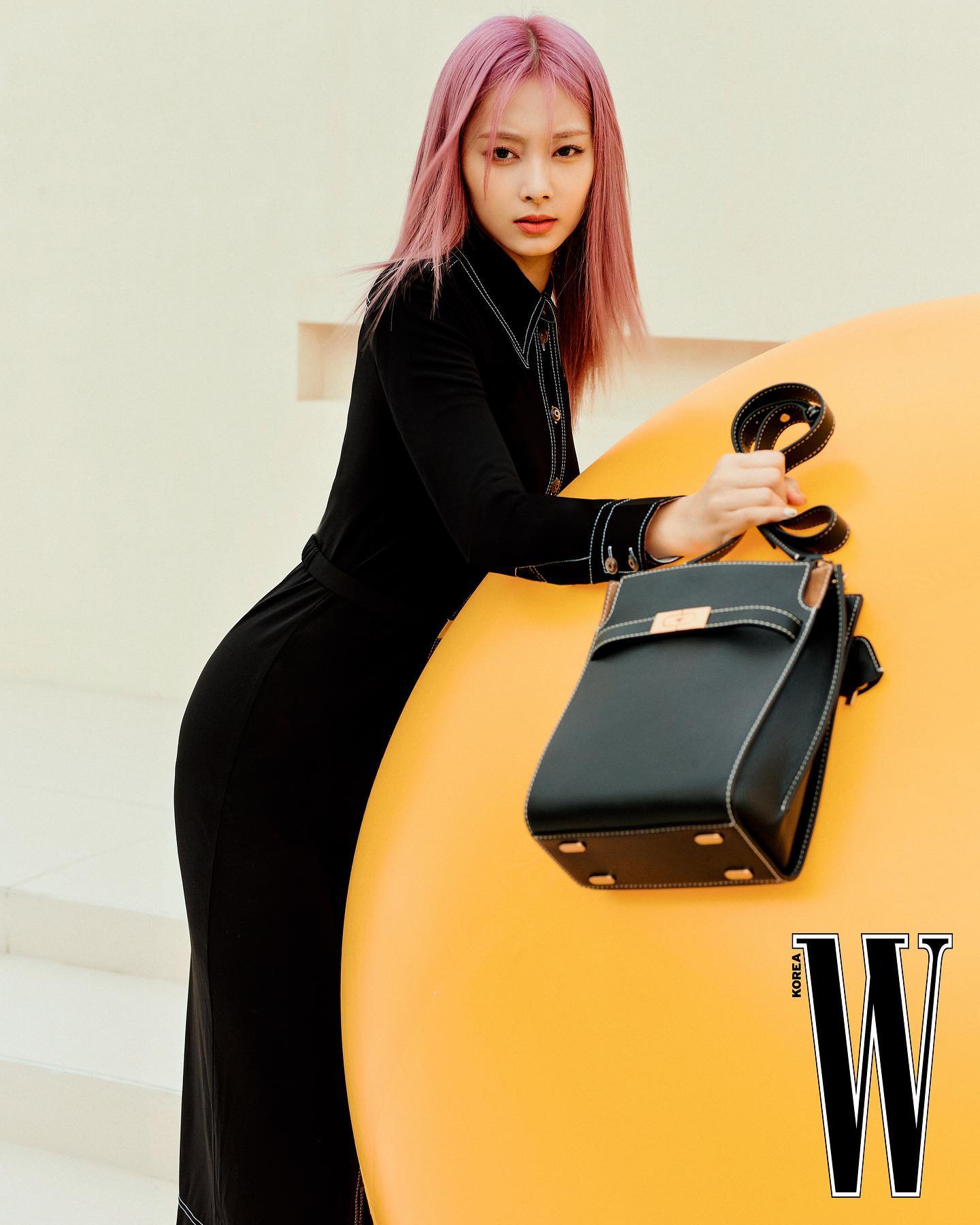 TORY BURCH x Chou-Tzuyu (W KOREA) 2022-09-15 (BAG).jpg