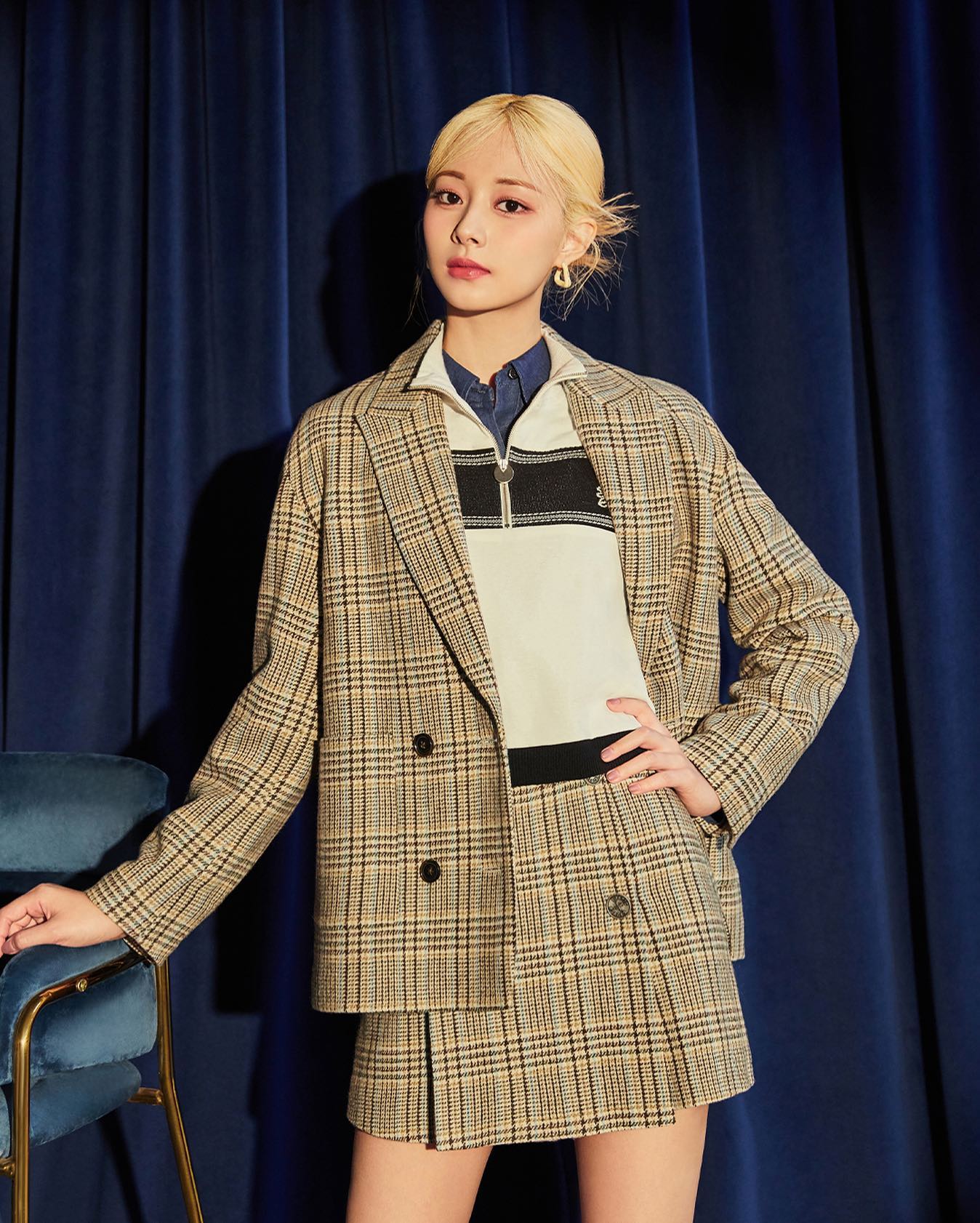 tzuyu-zooc-collab-2022-Fall-Winter-Plaidl-Coat-and-Skirt-White-Black-Sweater-2022-09-23.jpg