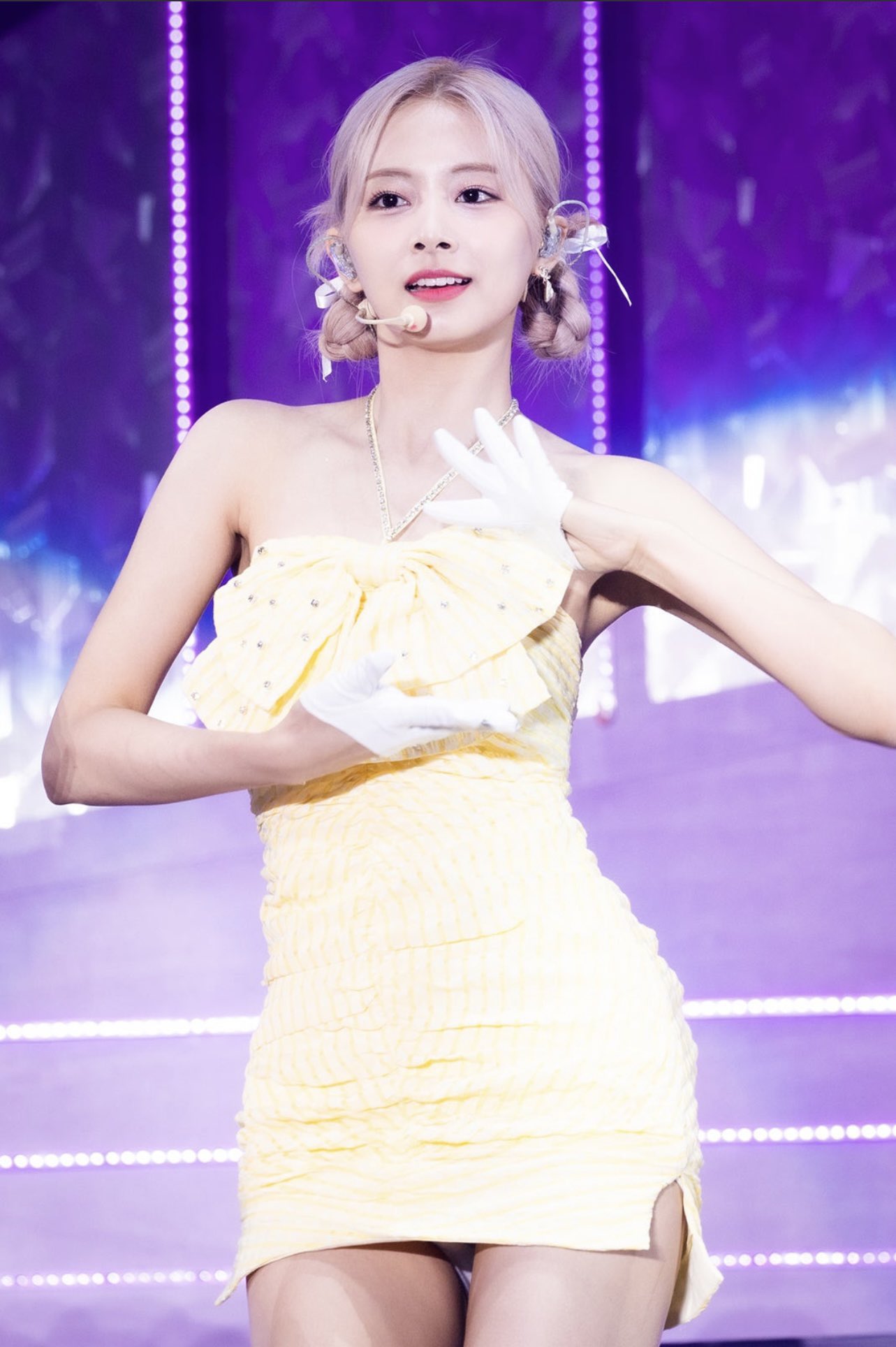 tzuyu-fan-meeting-2022-10-01-10-02-Yellow-Dress.jpg