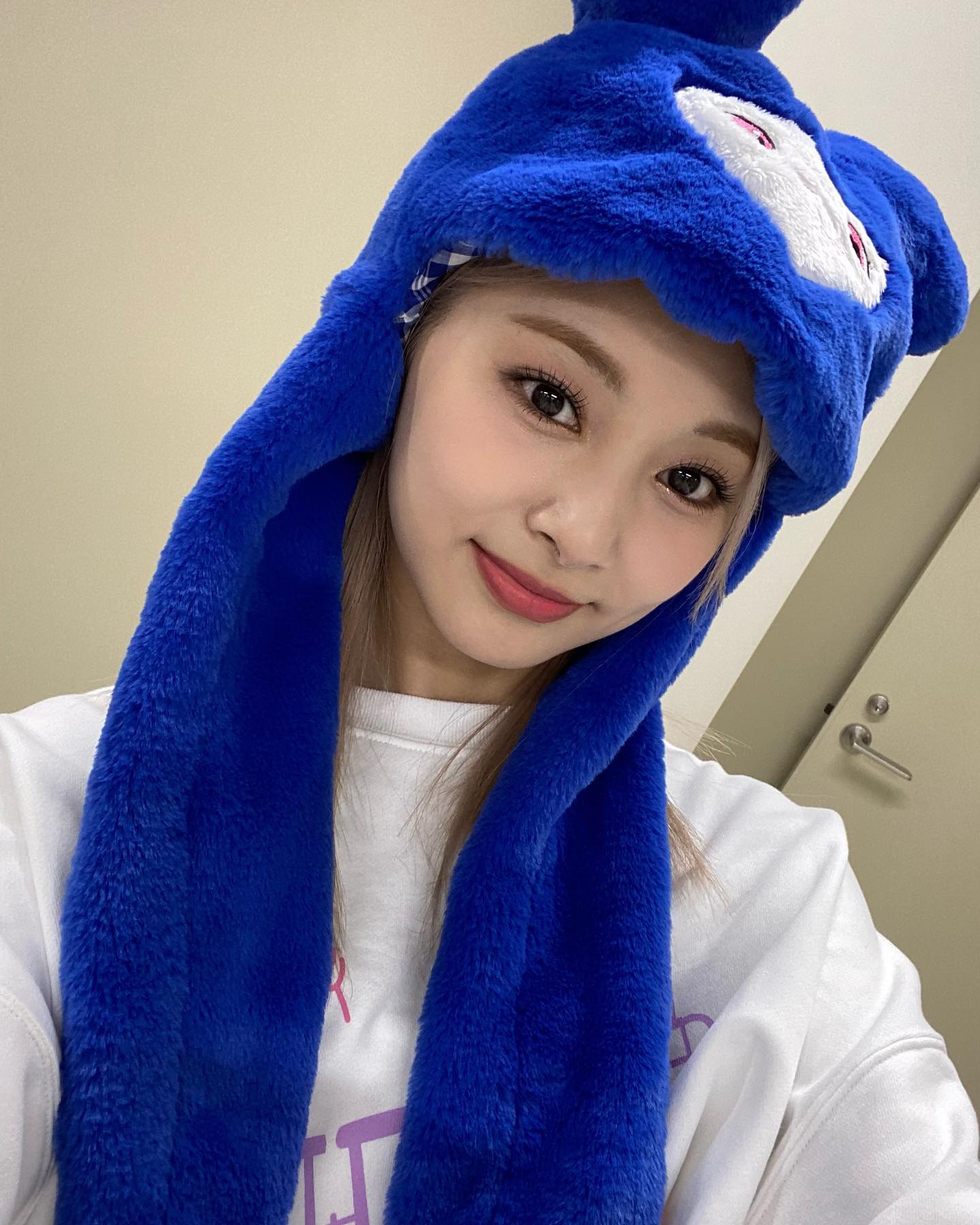 twice small doll tzuvely hat (Chou Tzuyu Fan Meeting 1).jpg