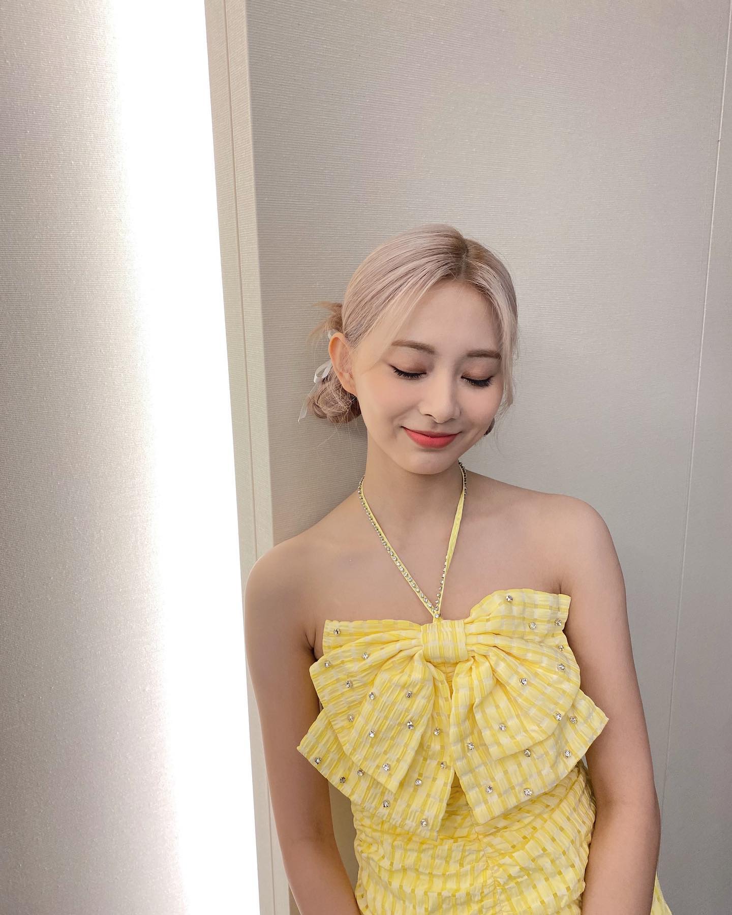Yellow-Dress-Chou-Tzuyu-0.jpg