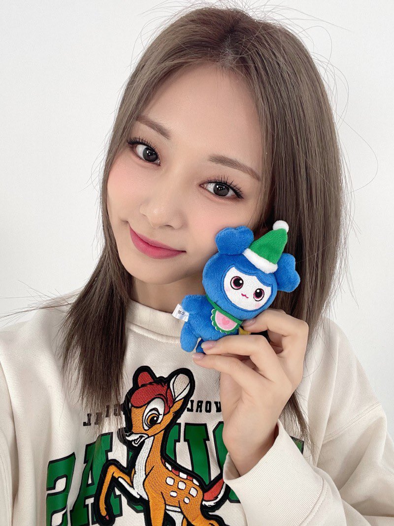 Tzuyu-Japan-Tzuvely.jpg