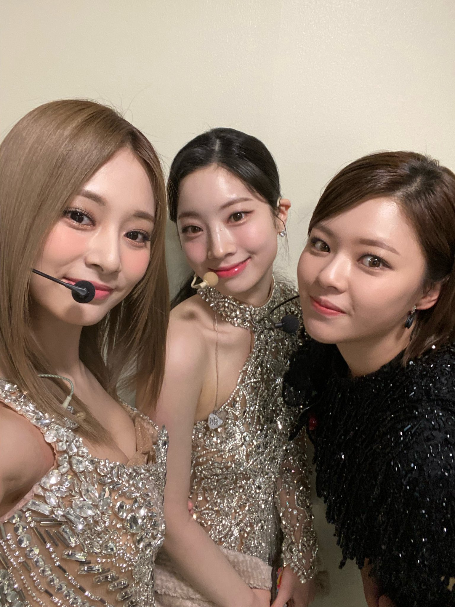 Tzuyu-Dahyun-Jeongyeon-NHK-2022-12-31.jpg