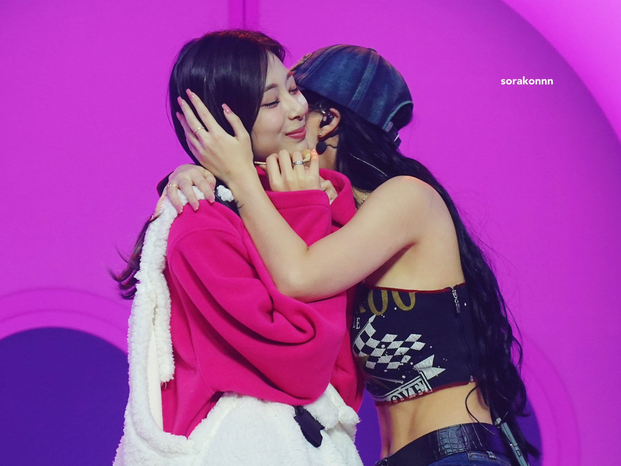 Momo-Kisses-Tzuyu-2023-10-21-B.jpg