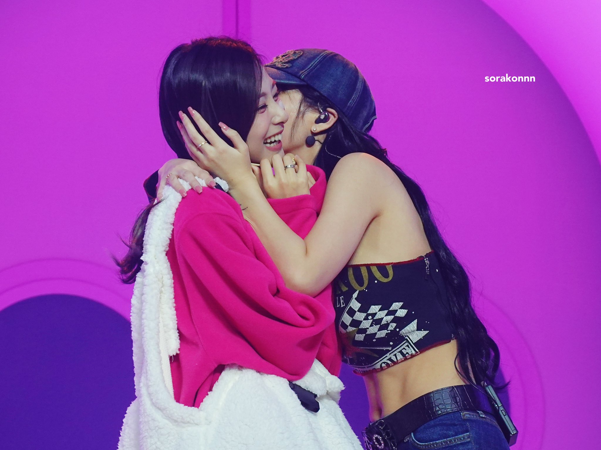 Momo-Kisses-Tzuyu-2023-10-21-C.jpg