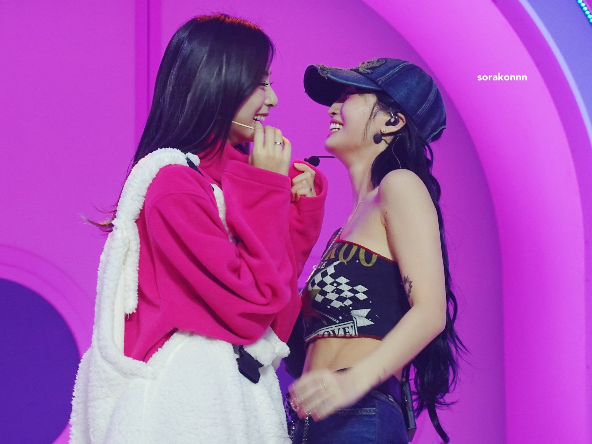 Momo-Kisses-Tzuyu-2023-10-21-D.jpg