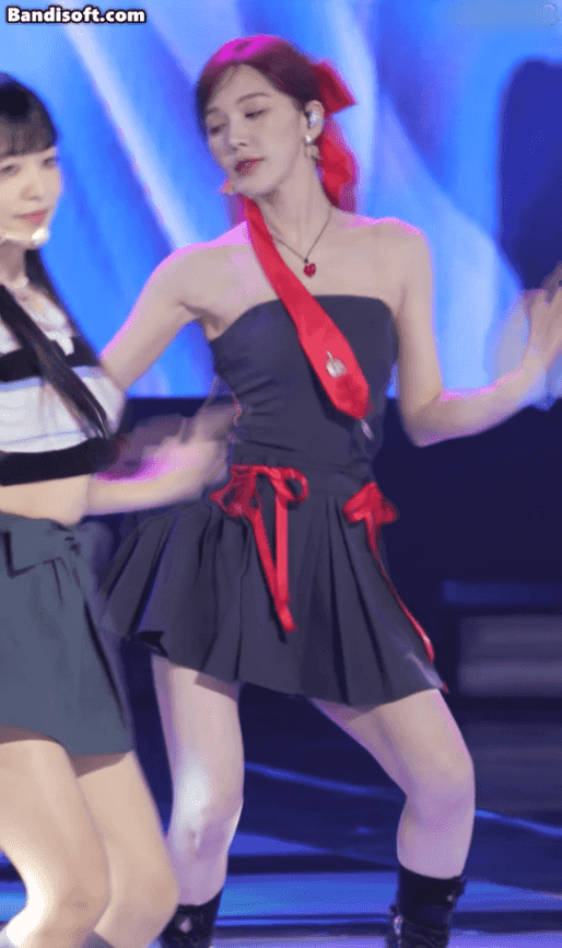 (Red Velvet) Wendy-Dance-with-black-dress-and-red-ribbon.gif