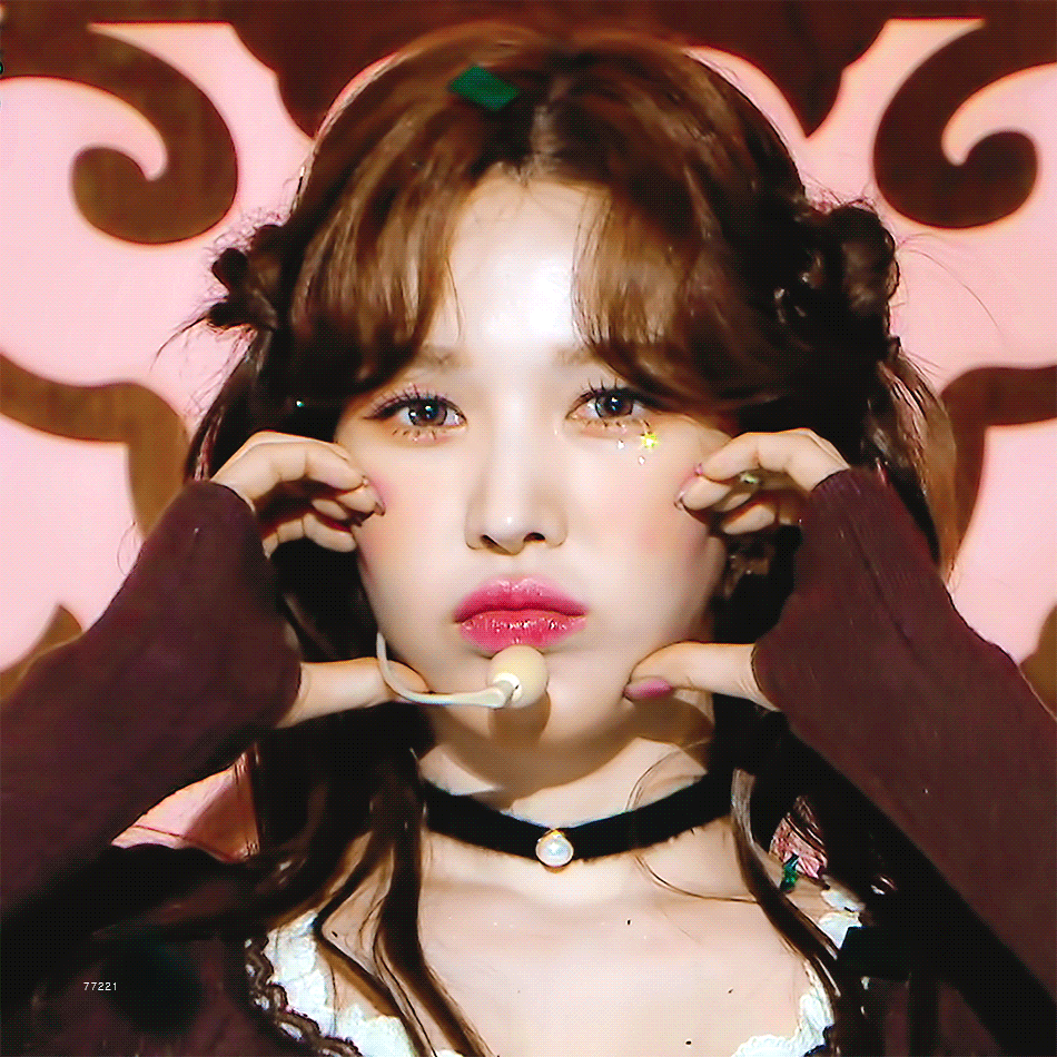 Red-Velvet-Wendy-Face-Heart-and-Wink.gif