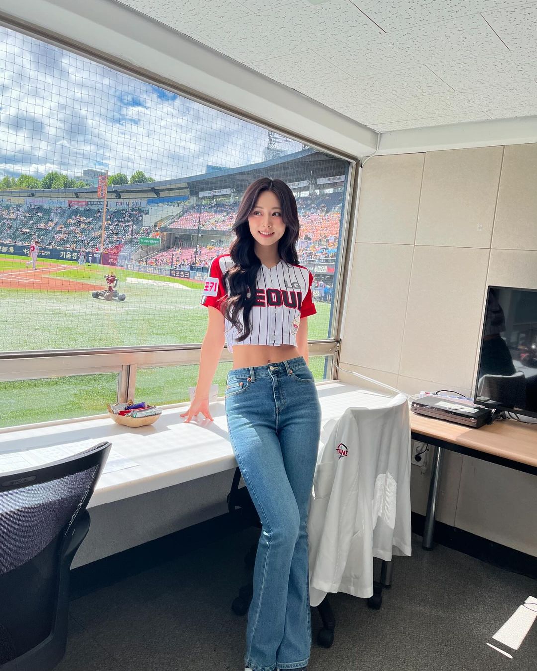 Tzuyu 2024 LG-Twins-Baseball-Ceremonial first pitch-00.jpg