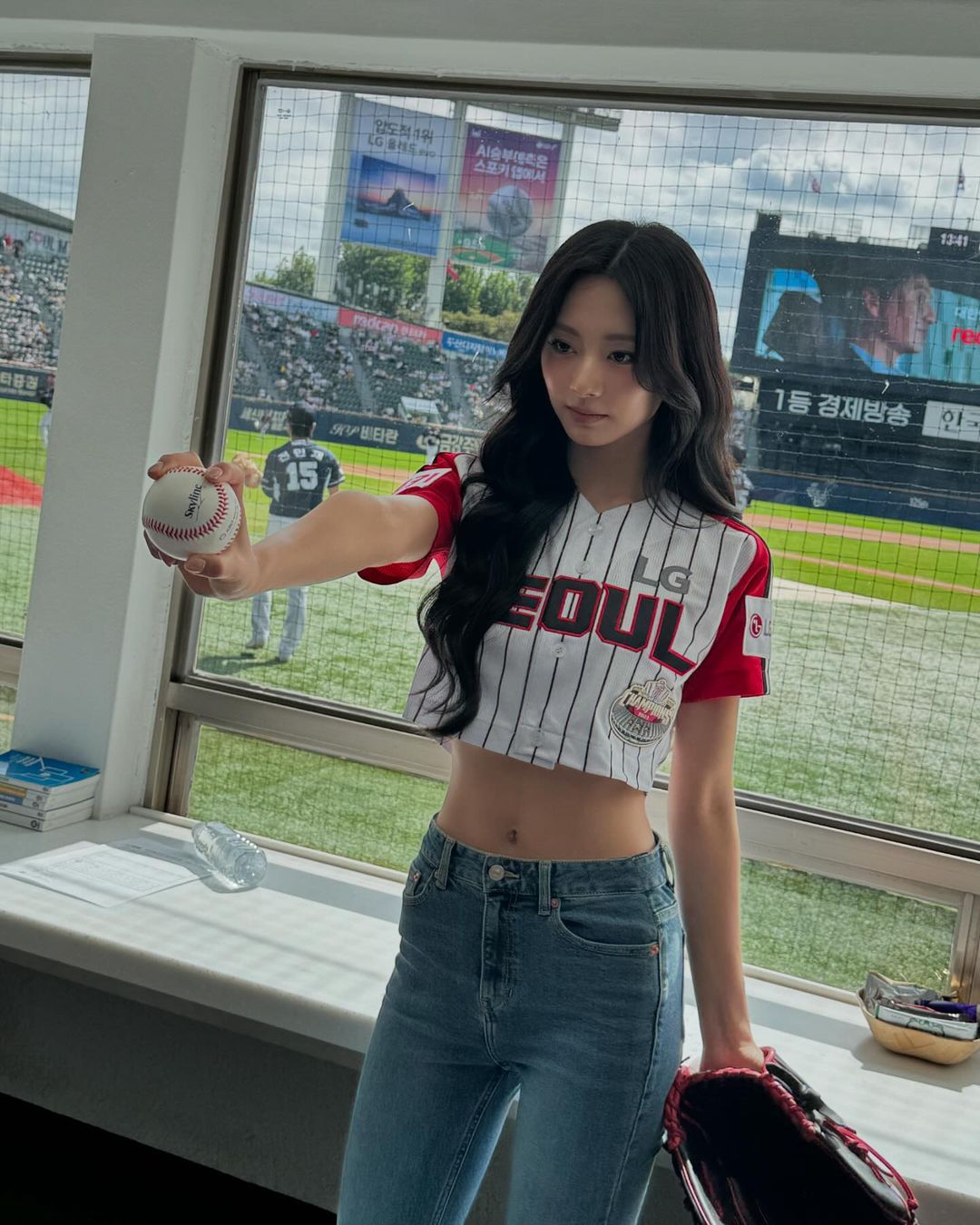 Tzuyu 2024 LG-Twins-Baseball-Ceremonial first pitch-05.jpg