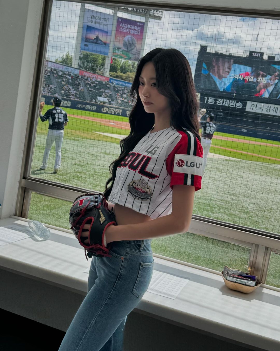 Tzuyu 2024 LG-Twins-Baseball-Ceremonial first pitch-06.jpg