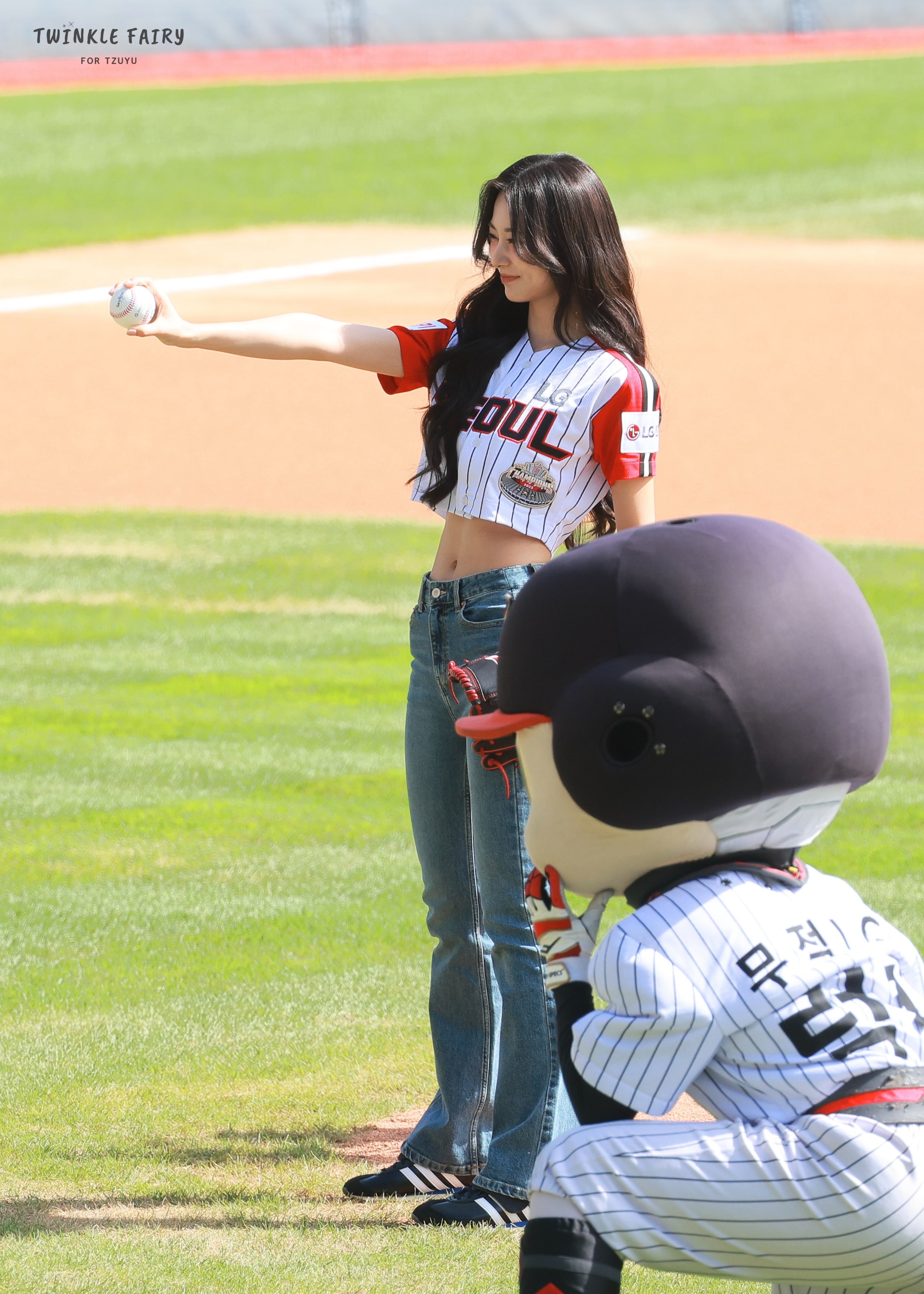 Tzuyu-2024-First-Pitch-Baseball-A.jpg