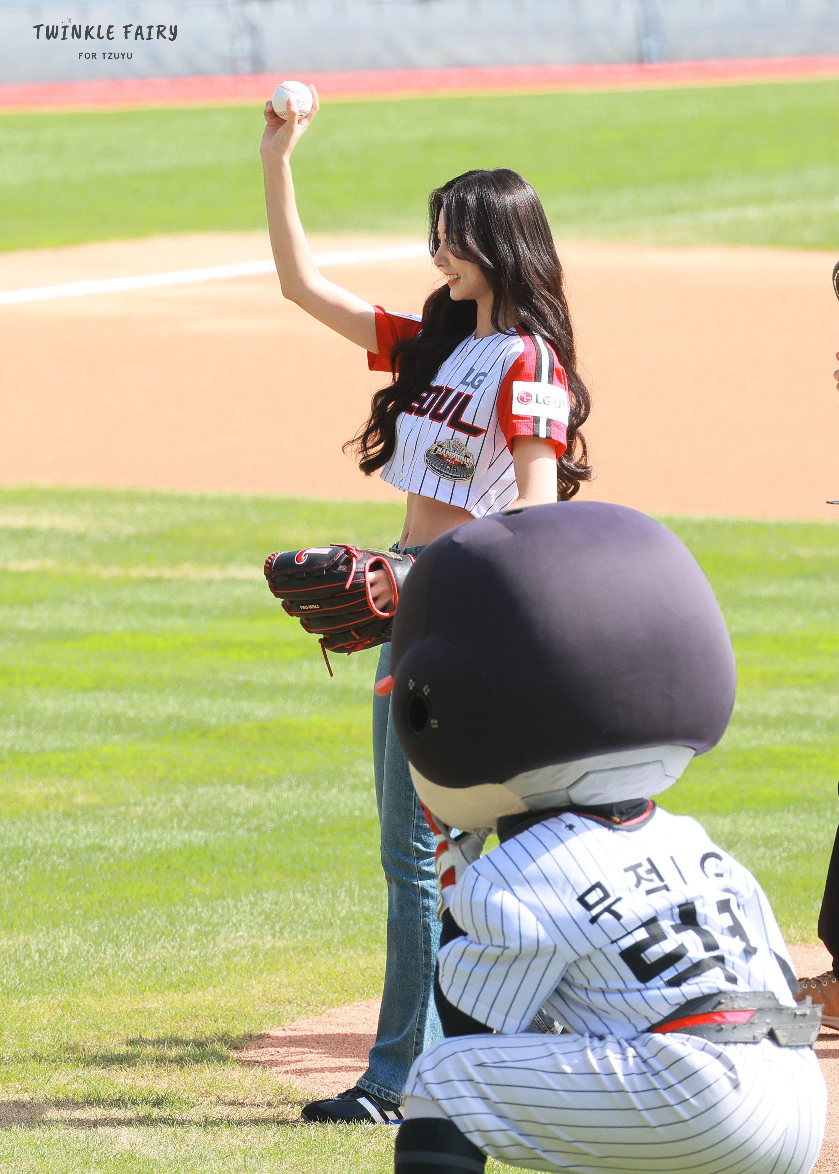 Tzuyu-2024-First-Pitch-Baseball-B.jpg