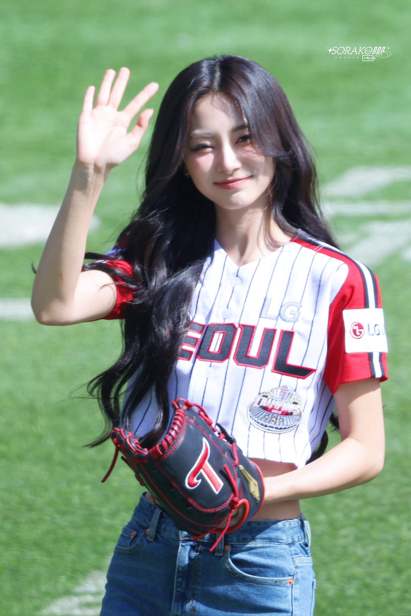 Tzuyu-2024-First-Pitch-Baseball-C.jpg