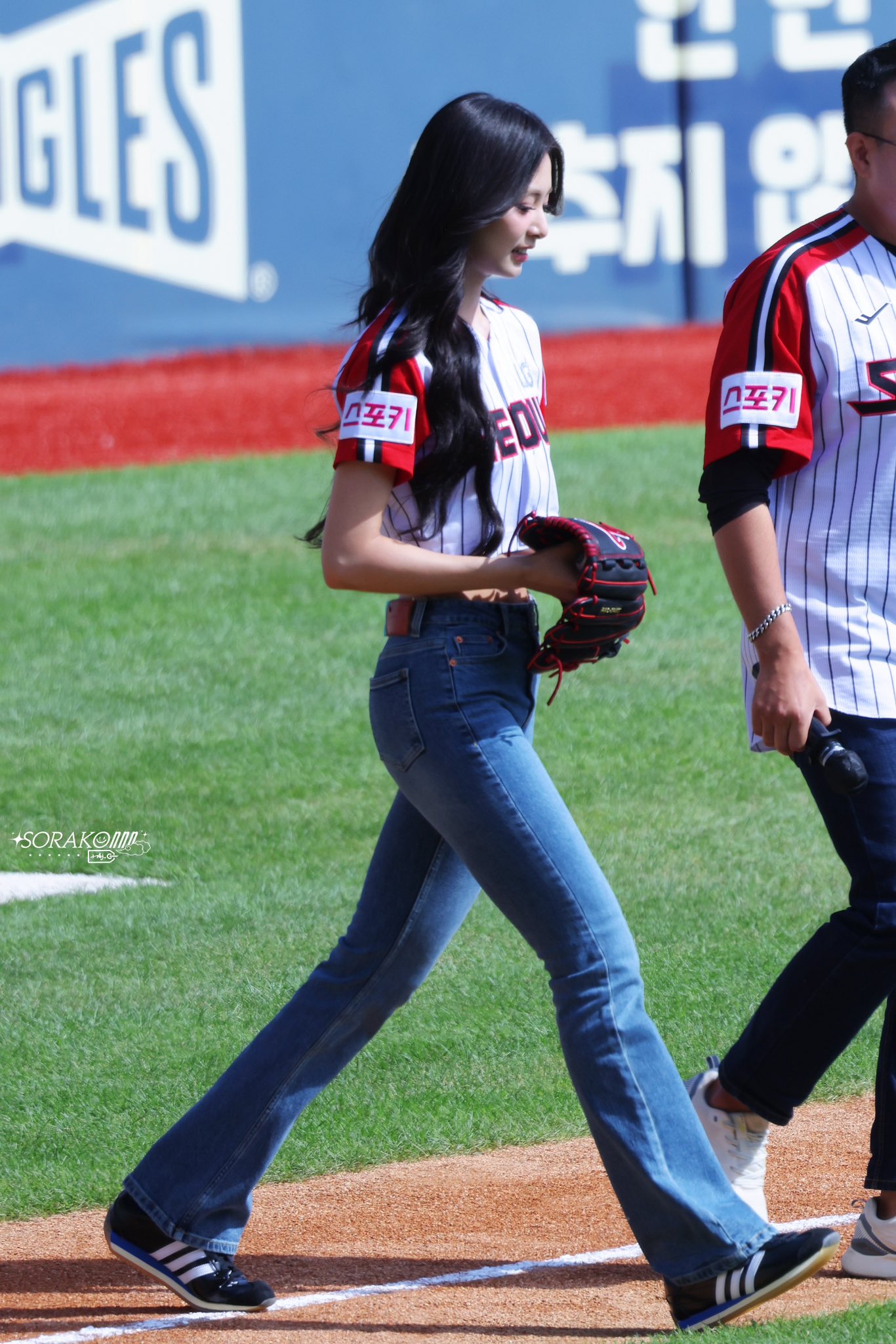 Tzuyu-2024-First-Pitch-Baseball-E.jpg