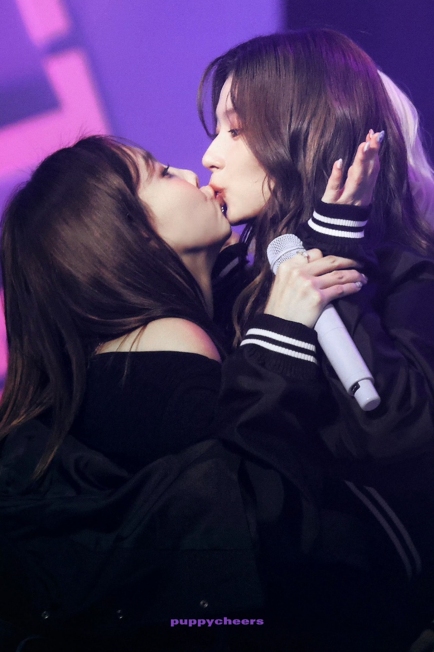 Nayeon-Kiss-SANA-2024-10-20-9th-FanMeeting-1.jpeg