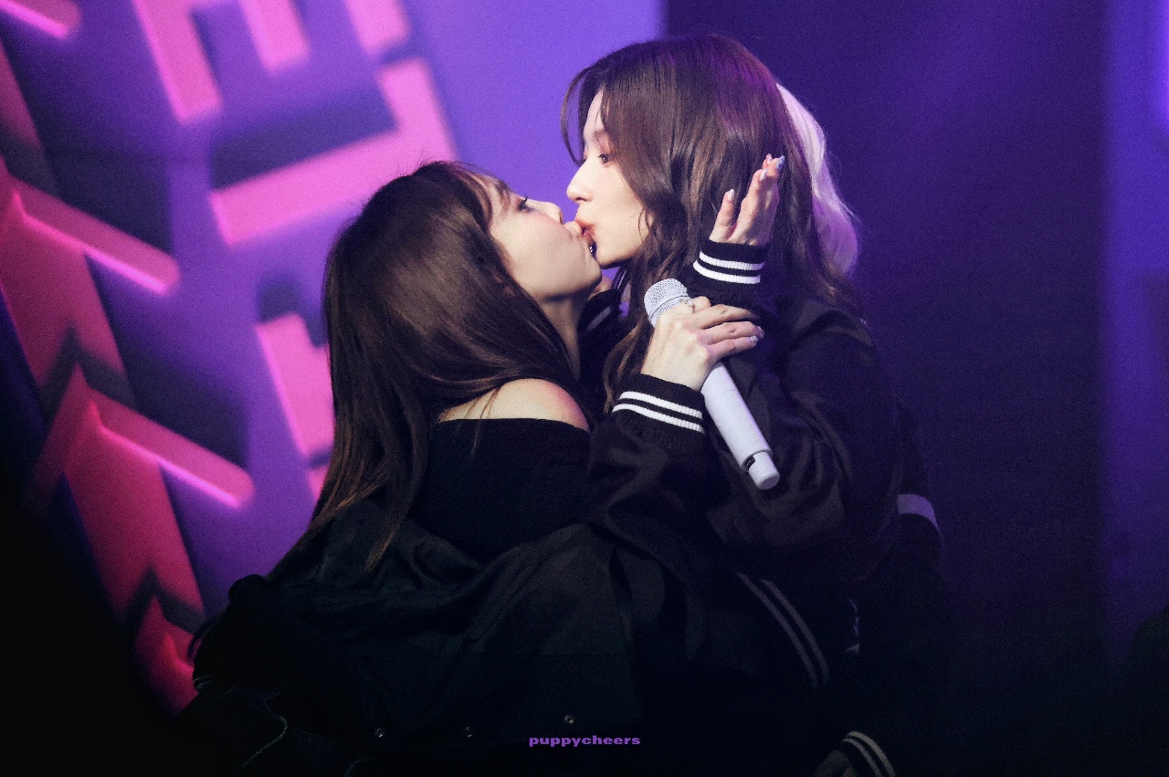 Nayeon-Kiss-SANA-2024-10-20-9th-FanMeeting-2.jpeg