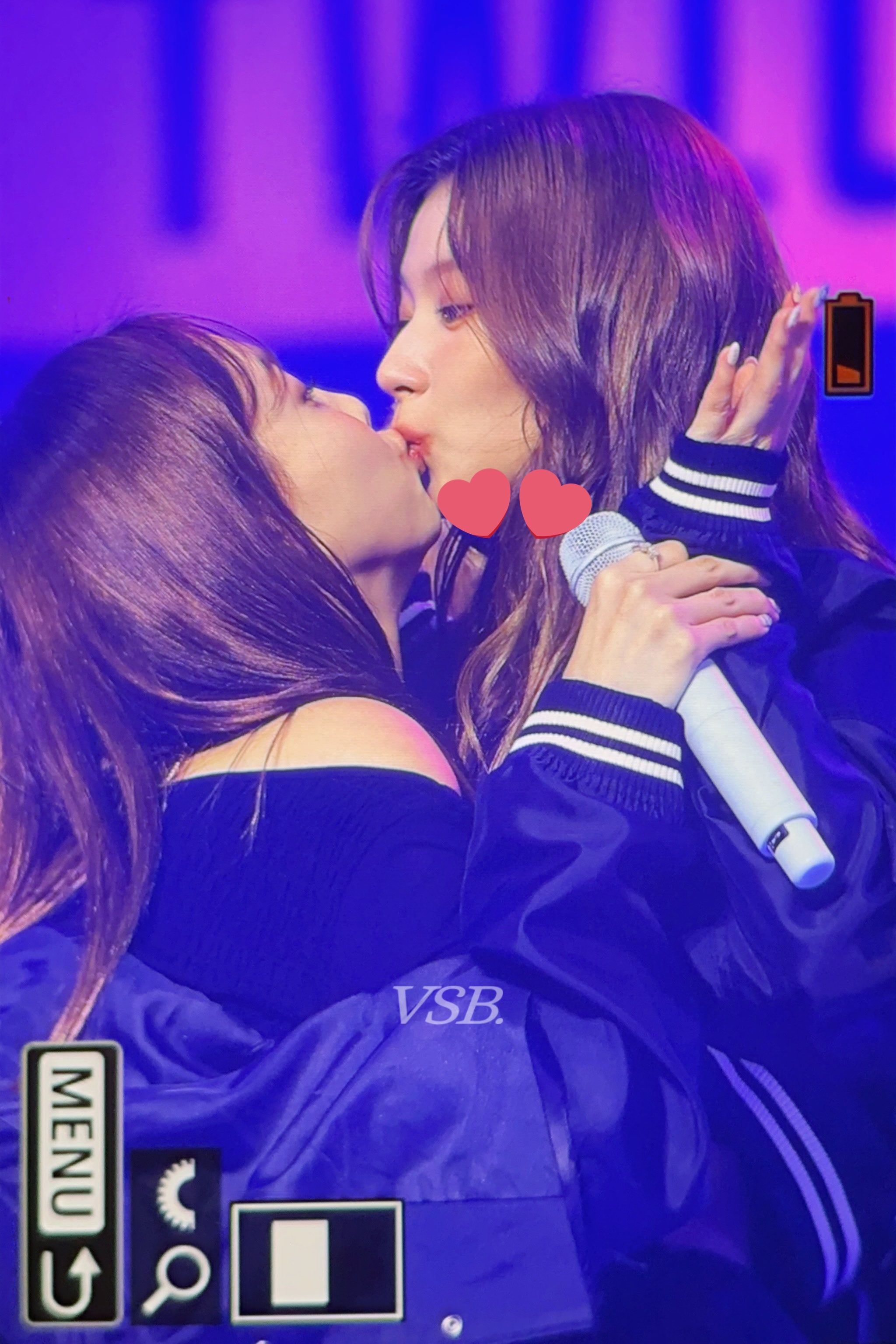 Nayeon-Kiss-SANA-2024-10-20-9th-FanMeeting-3.jpeg