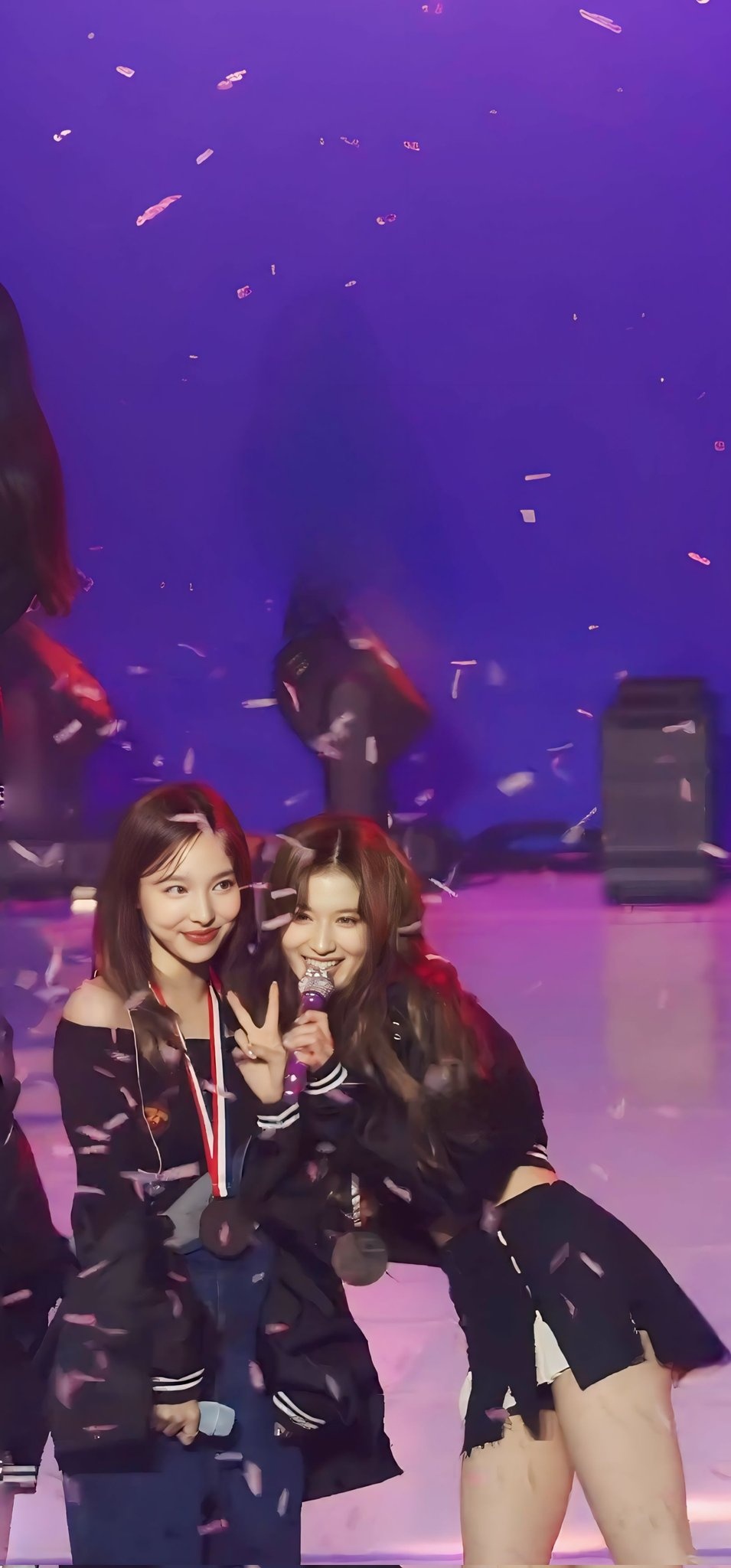 Nayeon-Kiss-SANA-2024-10-20-9th-FanMeeting-6.jpeg