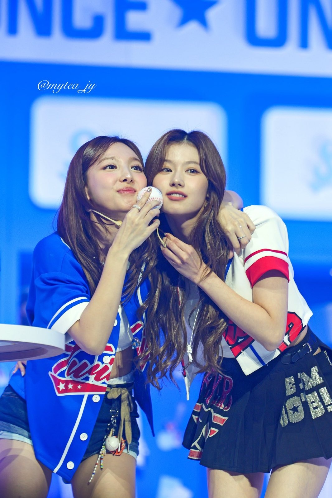 Nayeon-Kiss-SANA-2024-10-20-9th-FanMeeting-8.jpeg